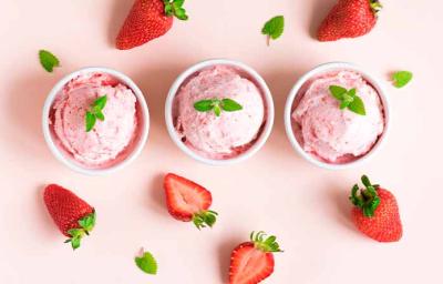 Vaso con helado de frutilla