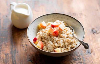 Avena con manzana, un desayuno balanceado