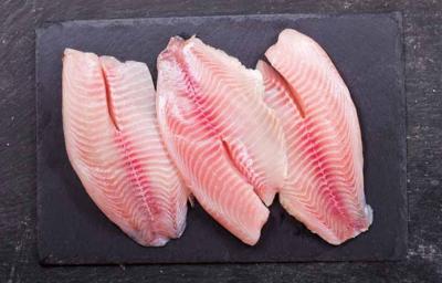 Filetes cortados y preparados para cocinar un pescado