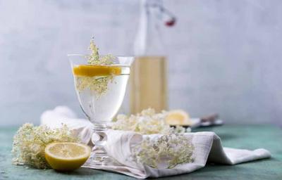 Flor de saúco, una de las flores comestibles, en una infusión con limón. Flor de saúco, una de las flores comestibles, en una infusión con limón.