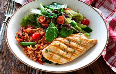 Un pollo marinado, acompañado de ensalada