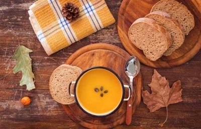 Una de las mejores recetas con zapallo es una crema, acompañada con pan. Una de las mejores recetas con zapallo es una crema, acompañada con pan.