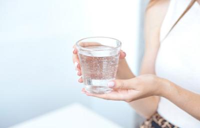 Tomar agua durante el día ayuda a mantener tu organismo hidratado.