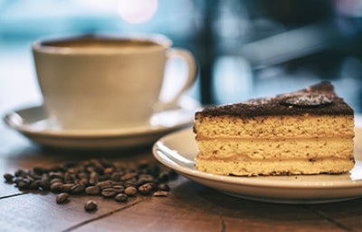 Una crema para rellenar en con una torta de café.