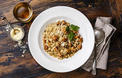El risotto es una receta con champiñones deliciosa.