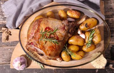El romero se usa con frecuencia para aromatizar las carnes.