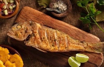 Tabla con pescado e ingredientes de comidas fritas   