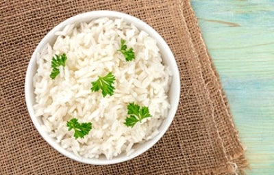 Al hacer arroz se pueden añadir hierbas aromáticas, como culantro o perejil.