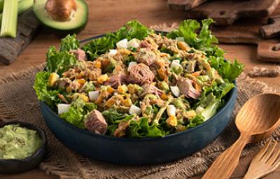 Ensalada de lechuga y huevo con atún en lata, una receta muy popular Ensalada de lechuga y huevo con atún en lata, una receta muy popular