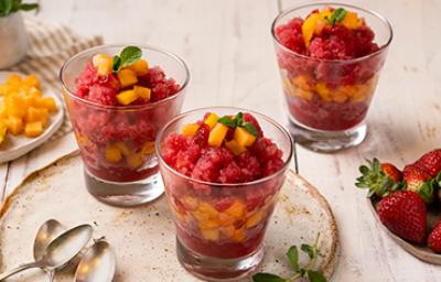 Vasos con frutas postres veganos  