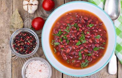 Plato con frijoles fréjoles, uno de los alimentos enlatados más comunes. Plato con frijoles fréjoles, uno de los alimentos enlatados más comunes.