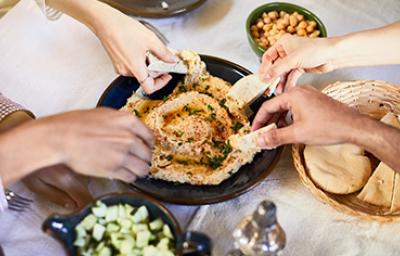 El hummus es una comida árabe muy popular El hummus es una comida árabe muy popular