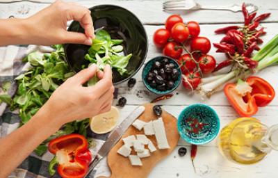 Los ingredientes frescos y naturales son comunes en la comida mediterránea. Aceite de oliva, queso, frutas cítricas y tomates para una ensalada griega, una comida mediterránea