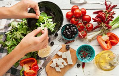 Diferentes ingredientes para preparar ensalada receta alimentación balanceada Diferentes ingredientes para preparar ensalada receta alimentación balanceada