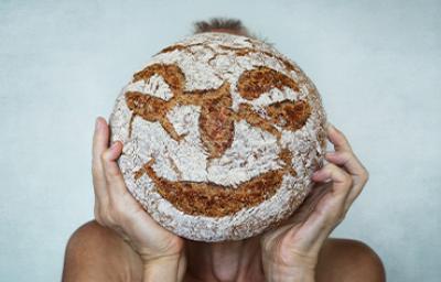 El pan de masa madre tiene una corteza particular. Pan de masa madre.