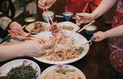 Una familia compartiendo una comida típica de China.