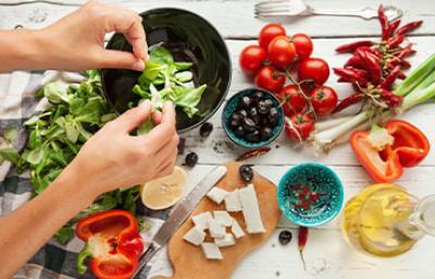 Las ensaladas navideñas suelen ser coloridas Una persona preparando una ensalada navideña, deliciosa y colorida.