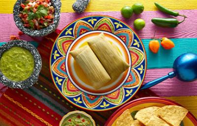 Humitas sobre una mesa, un plato común en los libros de cocina de América Latina.