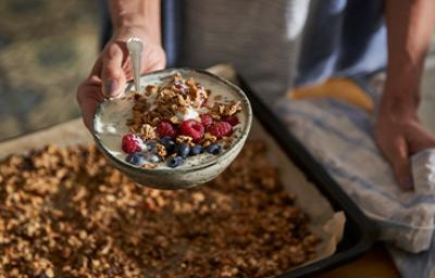 Plato con yogurt, frutas y granola Plato con yogurt, frutas y granola