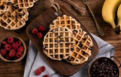 Hay recetas con waffles en las que se usan distintos ingredientes. Waffles preparados con una receta que incluye chocolates y frutas.