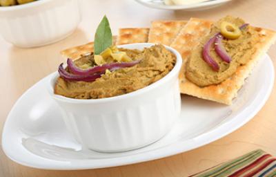 Una de las carnes que se pueden usar para el paté es la de pollo Paté de pollo, servido con galletas para untar.