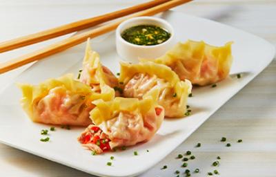 Plato con dumplings de atún, salsa y palitos chinos  