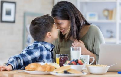 Mama e hijo desayunando Mama e hijo desayunando