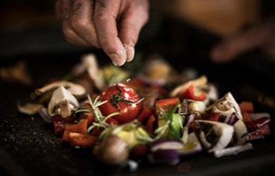 Ingredientes tomates y ajos sartén para hacer tatemado 
