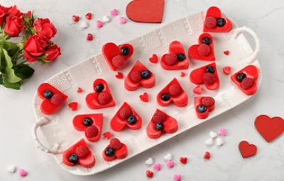 Las gomitas rojas y en forma de corazón son fabulosas para el 14 de febrero. Gomitas en forma de corazones, un postre para el 14 de febrero.