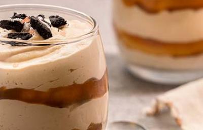 Postre de limón en vaso, decorado con frutas. Postre de limón en vaso, decorado con frutas.