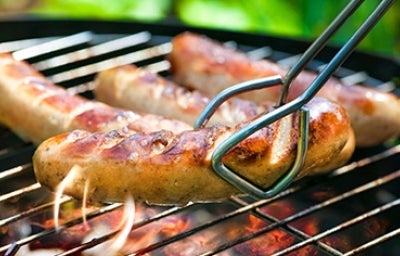 Asador de carbón con salchichas