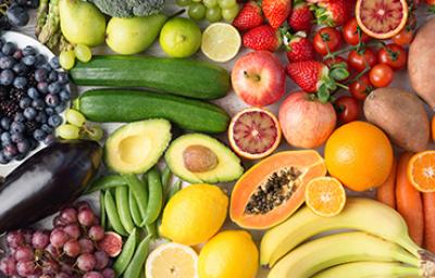 Frutas deshidratadas en un mesón Frutas deshidratadas en un mesón
