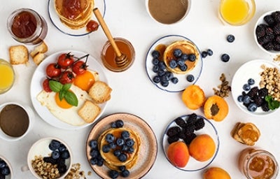 Mesa con diferentes platos en desayuno del Día del Padre 