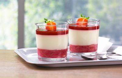 Panna cotta con plato y cubiertos 