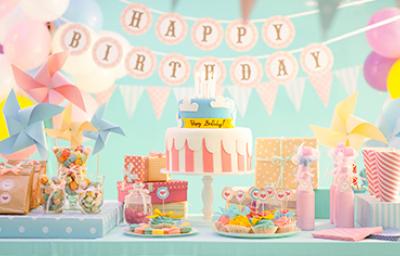 Celebración de cumpleaños con variedad de postres en una mesa de dulces Celebración de cumpleaños con variedad de postres en una mesa de dulces
