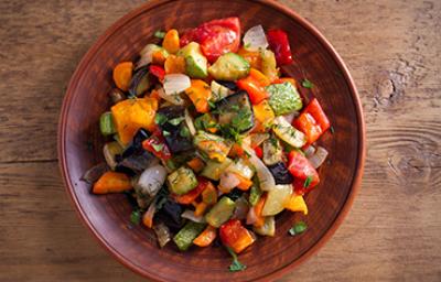 Ensalada de verduras con zucchini en un tazón