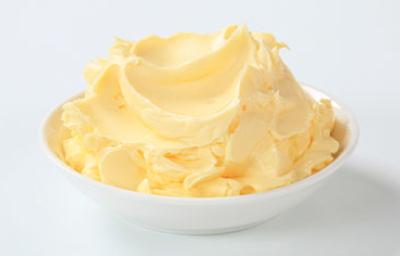 Mantequilla clarificada ghee en un tazón blanco