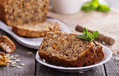 Porción de postre de ponqué de zanahoria sin azúcar Porción de postre de ponqué de zanahoria sin azúcar