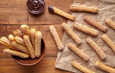 Churros con azúcar y chocolate, postre en freidora de aire Churros con azúcar y chocolate, postre en freidora de aire