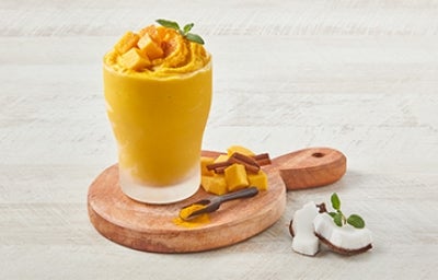 Leche dorada con endulzante de coco y fruta, una bebida tradicional de la India.  