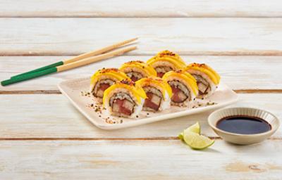 Sushi con surimi, salsa de soya y palitos chinos Sushi con surimi, salsa de soya y palitos chinos