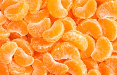 Gajos de mandarina juntos para cocinar.  