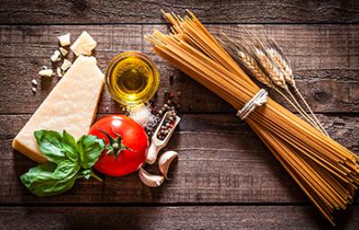 Queso parmesano con tomate, albahaca y pasta, ingredientes italianos 