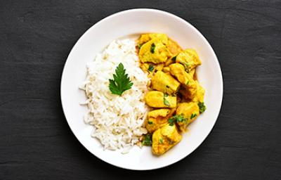 Arroz basmati con pollo al curry y unas hojitas de perejil Arroz basmati con pollo al curry y unas hojitas de perejil