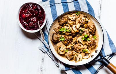 Carne en salsa de champiñones y perejil en una sartén Carne en salsa de champiñones y perejil en una sartén