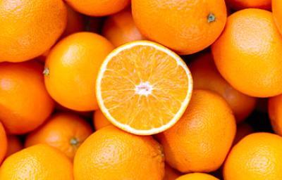 Propiedades de la naranja, frutas enteras y partida