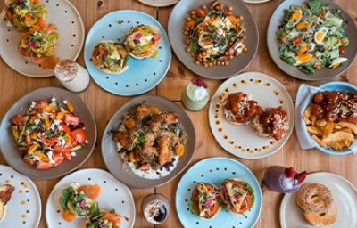 Platillos con diferentes preparaciones con alimentos variados que son fuente de micronutrientes