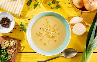 Plato de receta de sopa de papa con puerro Plato de receta de sopa de papa con puerro