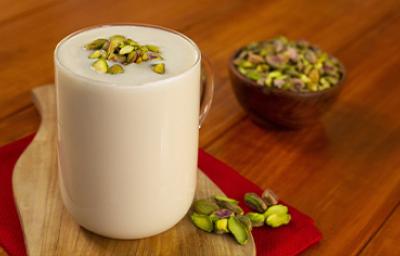 Receta de bebida con trozos de pistachos
