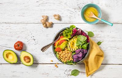 Plato con variedad de verduras y granos, receta de ensalada de aguacate Plato con variedad de verduras y granos, receta de ensalada de aguacate